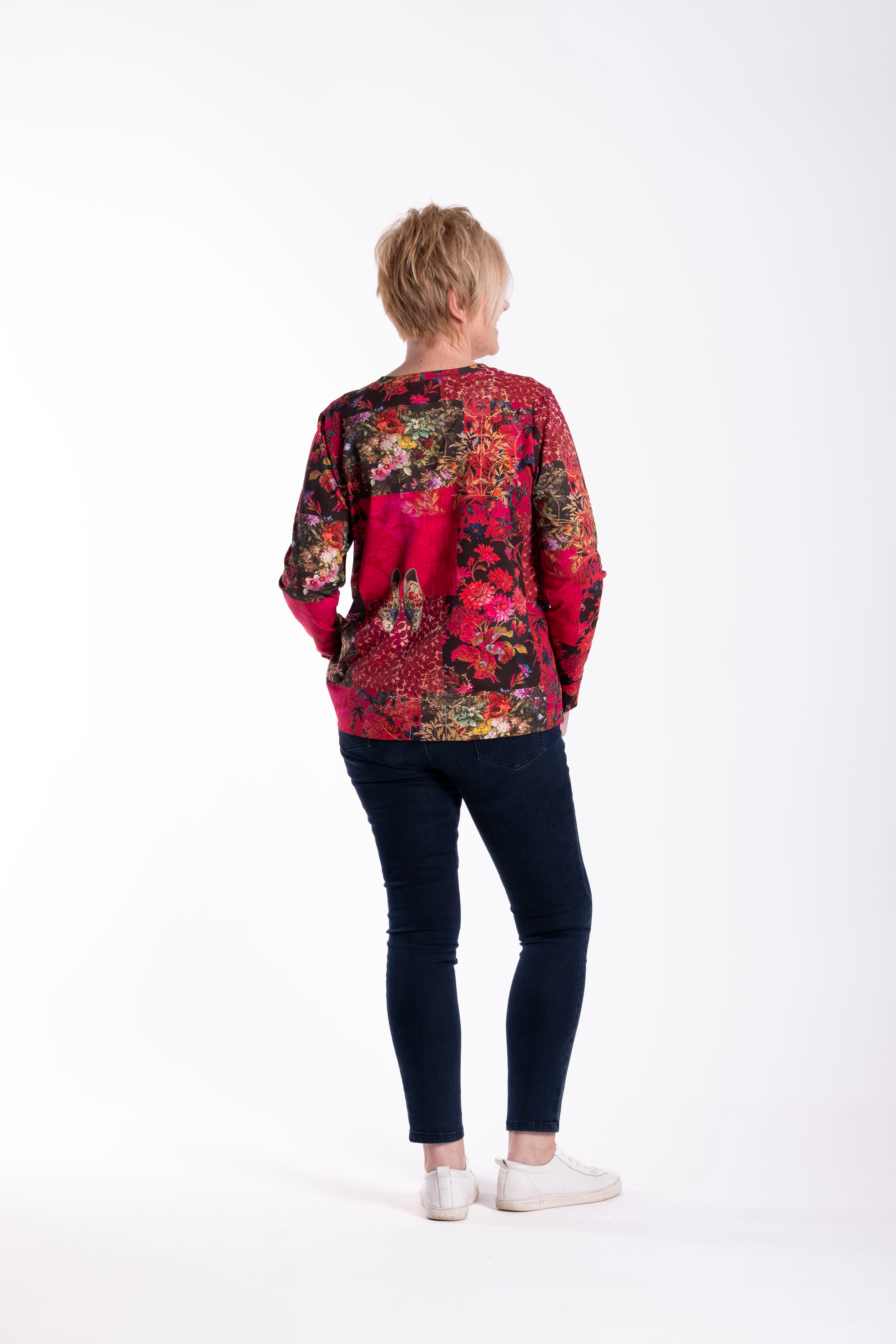 Basic Tee She Walks In Colour